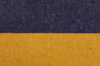 Makro yakın plan yarım tonlu mürekkep baskısı kağıt üzerine koyu mavi şeritli sarı üzerine. Görünür nokta deseni ve yazdırma tahılı kopya alanı ile klasik bir CMYK tarzı arkaplan oluşturur.