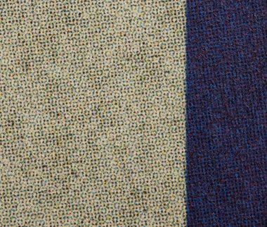 CMYK 'nın bej renkli baskılı kağıttaki koyu mavi dikey kenarlı yarım ton noktalarının makro görüntüsü. Arkaplan, düzen, ambalaj ve kopyalama alanı için soyut retro yazdırma dokusu.