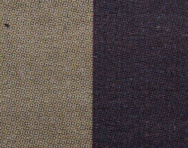 Dikey bölünmüş arkaplanın makro yakın çekimi: koyu mavi desenli baskı alanının yanında açık kağıt üzerinde renkli CMYK yarım ton noktalar. Tasarım, yazdırma ve kopyalama alanı için özet doku.