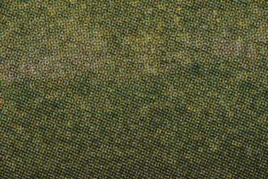 Daha koyu mürekkep kaplamalı ve benekli tonlu kağıda yoğun CMYK yarım ton noktalarının makro yakın çekimi. Görünür raster ızgarası, lifler ve hafif gürültü kumlu bir vintage ofset-print arkaplanı oluşturur.