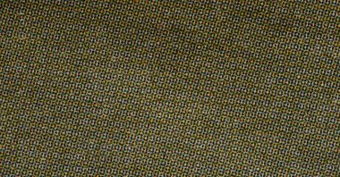 Yoğun CMYK yarım tonlu noktalar kağıt üzerinde tek bir raster deseni oluşturuyor. İnce ses, lifler ve hafif renk kırışıklıklarıyla karışık mürekkep kaplaması.