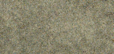 CMYK yarım ton nokta desenini basılı kağıda yakın planda tutarak soyut bir kumsal dokusu oluşturur. Tasarım arka planı, yazdırma kavramları, retro ortam ve kopyalama alanı için ideal.