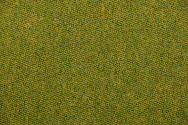 Kağıda basılmış sarı-yeşil yarım tonlu mürekkep lekeleri, çapraz raster çizgileri, tahıllar ve ince lekeler gösteriyor. Tasarım ve kopyalama alanı için geri- ofset desen arkaplanı.