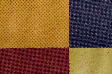 Klasik CMYK yarım ton baskısının sarı, kırmızı, mavi ve açık sarı olmak üzere dört renk bloğu içerir. Tasarım ve kopyalama alanı için mürekkep noktaları ve kağıt tanecikli arka plan.