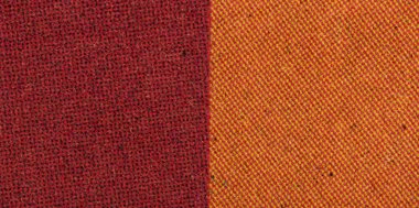 Makro yakın plan, koyu kırmızı sol paneli ve parlak sarı sağ paneli olan yarım tonlu nokta baskısı. Sıkıntılı mürekkep ve kağıt tanecikleri iki tonluk cesur bir arkaplan oluşturur.