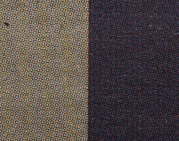 Dikey bölünmüş arkaplanın makro yakın çekimi: koyu mavi desenli baskı alanının yanında açık kağıt üzerinde renkli CMYK yarım ton noktalar. Tasarım, yazdırma ve kopyalama alanı için özet doku.