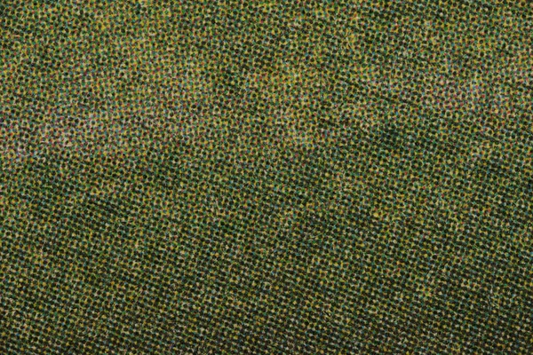 Daha koyu mürekkep kaplamalı ve benekli tonlu kağıda yoğun CMYK yarım ton noktalarının makro yakın çekimi. Görünür raster ızgarası, lifler ve hafif gürültü kumlu bir vintage ofset-print arkaplanı oluşturur.