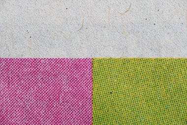 Makro yakın plan gazete kağıdı, mor ve sarı renkli bloklar, yarım ton noktalar ve görünür kağıt lifler gösteriyor. Yazdırma, yayınlama, kalibrasyon, tasarım ve retro dokular için ideal.