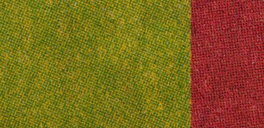 Makro yakın plan mürekkep desenli kağıda basılmış yeşil-sarı noktalı yarım tonlu bölge ve sağda kırmızı noktalı bant. Kopya alanı ile retro raster tahıl arkaplanı.