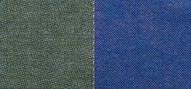 Basılı kağıdın makro yakın çekimi sol tarafta CMYK yarım tonlu nokta deseni ve sağ tarafta temiz bir dikey kenar ile ayrılmış katı mavi mürekkep alanı gösteriyor. Yazdırma ve tasarım kavramları için ideal.