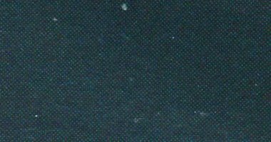 Koyu renkli örülmüş tekstil videosu, küçük benekli desenli ve ince iplik tanecikli. Moda, teknoloji, retro ve tasarım projeleri için soyut kumaş arkaplanı.