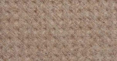 Görünür lifli ve kabartmalı desenli kaba kahverengi geri dönüşümlü kraft kağıdının stop-motion videosu. Ekolojik paketleme, zanaat ve klasik tasarım için Rustik soyut arkaplan.