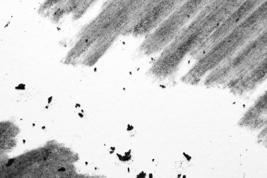 Yumuşak kömür gölgeleme, çapraz vuruşlar, dağınık toz ve küçük parçalar içeren en az siyah beyaz kağıt makrosu. Cömert kopyalama alanı olan soyut grunge arkaplanı.