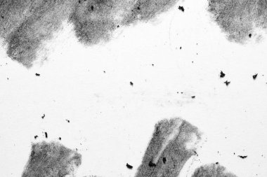 Kenarlarında yumuşak kömür yamaları, dağınık toz zerreleri ve soluk lekeleri olan yüksek anahtarlı siyah beyaz kağıt makrosu. Kopya alanı ile soyut arkaplanı temizle.