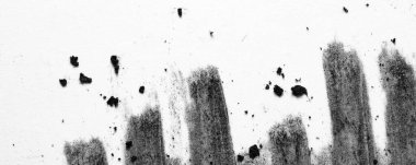 Dikey kömür şeritleri, dağınık toz ve tıknaz parçaları olan yüksek anahtarlı tek renkli beyaz kağıt makromu. Tasarım ve kaplamalar için kopyalama alanı olan asgari soyut doku.