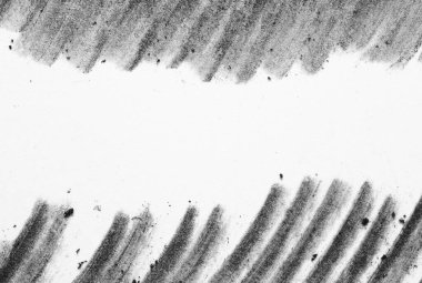 Üst kenar boyunca kaba kömür gölgelendirme ile monokrom kağıt dokusu ve alt boyunca kalın kavisli fırça darbeleri, büyük temiz beyaz bir merkez bırakarak; ışık noktaları ve kum taneleri.