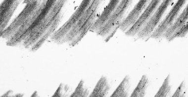 Üst köşelerde kaba kömür gölgelendirme içeren siyah-beyaz kağıt dokusu ve taban boyunca daha hafif fırça izleri, geniş beyaz bir merkez bırakarak ince toz zerreleri ve kum taneleri.