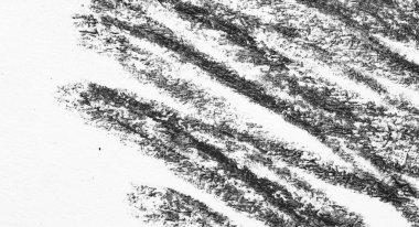 Çapraz kömür çizgileri ve benekli tahıllarla en az siyah-beyaz kağıt dokusu. Sağda güçlü grunge fırça izleri, solda açık beyaz kopya alanı.