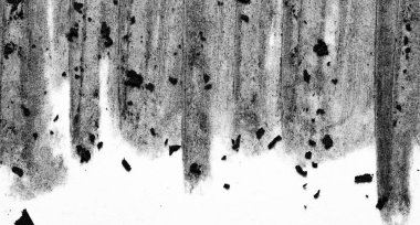 Kağıt üzerinde yüksek kontrastlı siyah ve beyaz kömür makrosu yumuşak dikey damlalar gibi çizgiler, kumlu tahıl ve dağınık kömür parçaları.