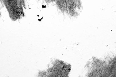 Kâğıt üzerinde yüksek anahtarlı siyah ve beyaz kömür makrosu kenarlarında yumuşak lekeler, birkaç dağınık kömür parçaları ve geniş, temiz bir merkez..