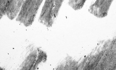 Üst kenar boyunca yumuşak kömür blokları ve sağ alt ve alt sol alt köşelerde daha koyu lekeler olan minimal monokrom kağıt dokusu.