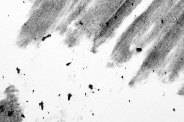 Geniş kömür çizgileri, yumuşak gölgeleme, dağınık toz ve küçük parçalar içeren siyah beyaz kağıt makrosu. Tasarım için yeterli kopya alanına sahip en az grunge dokusu.