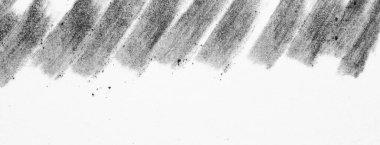 Üst kenar boyunca ağır köşegen kömür gölgeleme ve büyük temiz beyaz alan monokrom kağıt dokusu; ince tahıl, toz zerreleri ve grunge tasarımı için sıkıntılı işaretler.