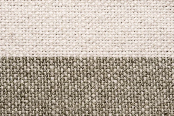 Zeytin yeşili bantlı, beyaz kumaşlı, dokuma kumaşının Macro yakın çekimi. Ev dekorasyonu, ambalaj, moda ve minimalist tasarım için doğal lif dokusu arka planı.