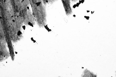Kağıt üzerinde yüksek anahtarlı siyah-beyaz kömür makrosu kaba lekeli kenarlar, tıknaz kömür parçaları ve geniş temiz merkezi bir alan. Kuvvetli kopyalama alanı olan asgari soyut arkaplan.