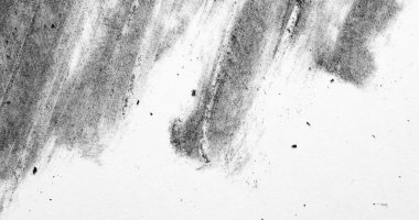 Dikey kömür lekeleri, yumuşak gölgeleme, dağınık benekler ve küçük parçalar içeren yüksek anahtarlı tek renkli beyaz kağıt makrosu. Tasarım için temiz kopya alanı olan asgari soyut doku.