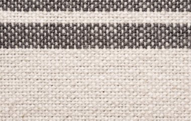 Siyah ve beyaz çizgili dokuma kumaşından detaylı bir makro. Tasarım, ambalaj, moda ve ev dekorasyonu temalarında kullanım için ideal doğal kumaş dokusu.