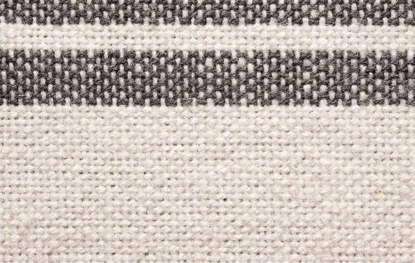 Siyah ve beyaz çizgili dokuma kumaşından detaylı bir makro. Tasarım, ambalaj, moda ve ev dekorasyonu temalarında kullanım için ideal doğal kumaş dokusu.