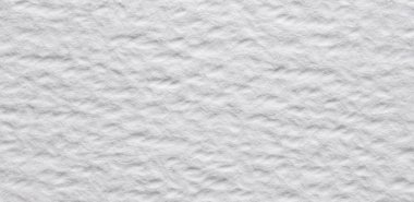 Beyaz suluboya kağıdın doğal tahılı ve yumuşak düzensiz dokusu ile yakın plan, resim, kırtasiye, tasarım veya modelleme kullanımı için temiz bir sanatsal zemin olarak mükemmel.