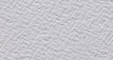 Görünür tahıl ve doğal desenli yüzeyi olan kaba beyaz suluboya kağıdının yakın çekimi, resim, kırtasiye, modelleme ve tasarım projeleri için sanatsal bir zemin olarak mükemmel..