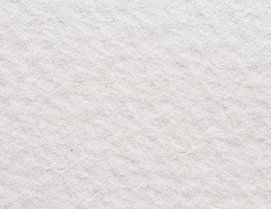 Makro yakın plan beyaz çizim kağıdı ince lifli dokusu ve yumuşak doğal tahılı var. Sanat, kırtasiye, baskı ve minimalist tasarım kullanımı için temiz bir arkaplan ideali.