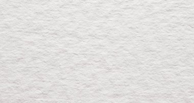 Kabarık lifli deseni ve yumuşak doğal tahılı olan beyaz çizim kağıdının makro yakın çekimi. Sanat, kırtasiye, baskı ve tasarım projeleri için uygun asgari soyut arkaplan.