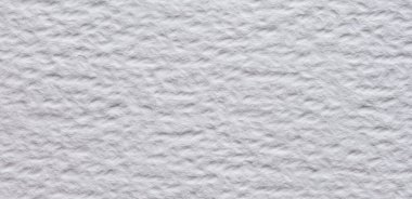 Kaba beyaz suluboya kağıdının belirgin tahıl ve doğal desenli yüzeyi ile yakın plan, resim, kırtasiye, modelleme ve tasarım projeleri için ideal bir arkaplan..