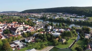 Kelheim 'dan şehrin manzaralı İHA videosu.