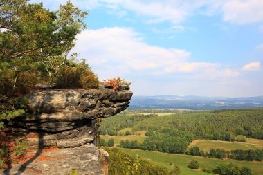 Pfaffenstein, Koenigstein yakınlarındaki Elbe Kum Taşı Dağları 'nda eşsiz bir izleme platformudur.