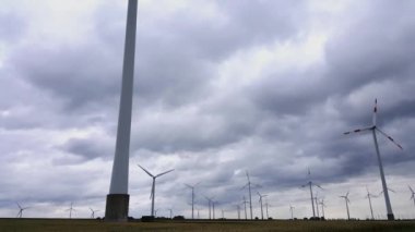 Rüzgar türbinleri rüzgar güçlü ve gökyüzü çok bulutlu olduğunda elektrik üretir.