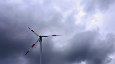 Rüzgar türbinleri rüzgar güçlü ve gökyüzü çok bulutlu olduğunda elektrik üretir.