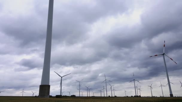 Windturbines Wekken Elektriciteit Als Wind Hard Waait Lucht Erg Bewolkt — Stockvideo