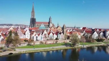 Hava güzelken Ulm Minster 'dan İHA videosu.