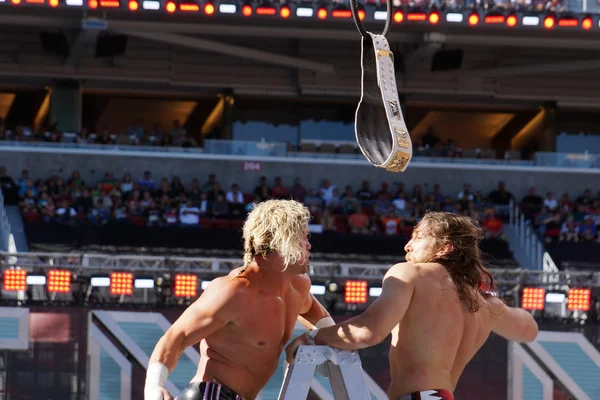 Dolph Ziggler and Daniel Bryan exchange punches on top ladder — Stock Photo, Image