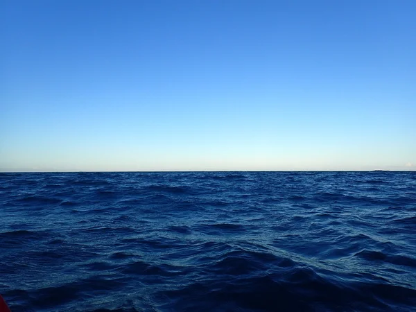 Shallow wavy ocean waters of Waimanalo bay looking into the paci — Stock Photo, Image