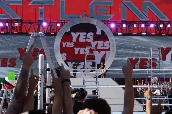 Wrestling Daniel Bryan enters arena as crowd yes chants — Stock Photo, Image