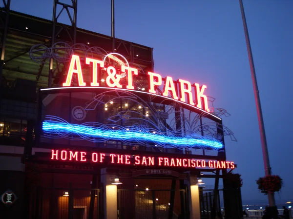 At&T Park - hem av jättarna - neonskylt på natten — Stockfoto