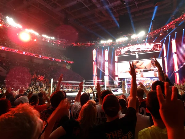 Daniel Bryan épingle Dolph Ziggler au milieu du ring en tant que foule — Photo