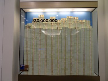 Yüz dolar faturaları cam yığınını görüntüler durum aynı derecede 30 m