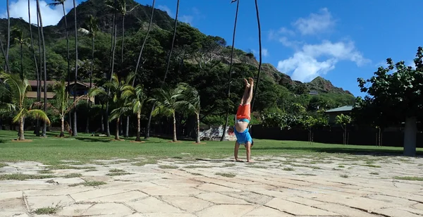 Adam Handstanding Taş Vakfı Park — Stok fotoğraf